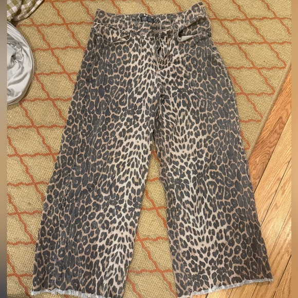 Look good in leopard in this Zara wide leg denim-size 4 - Picture 1 of 2